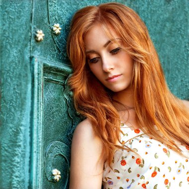 Kızıl saçlı kız sokakta