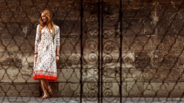 Kızıl saçlı kız sokakta