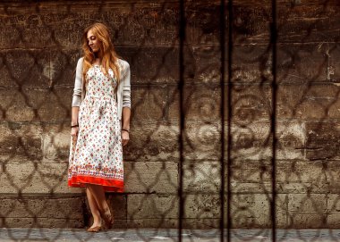 Kızıl saçlı kız sokakta