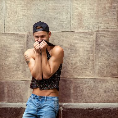 gülümseyen tarzı adam