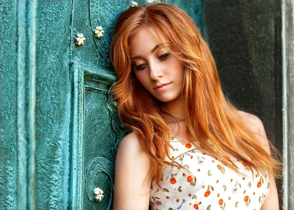 Red-haired girl on the street — Stock Photo, Image