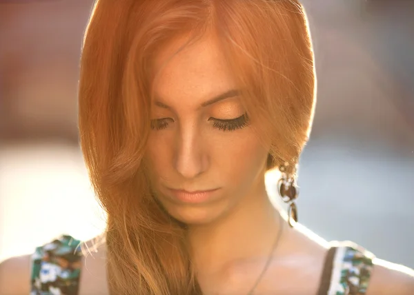 Ragazza dai capelli rossi per strada — Foto Stock