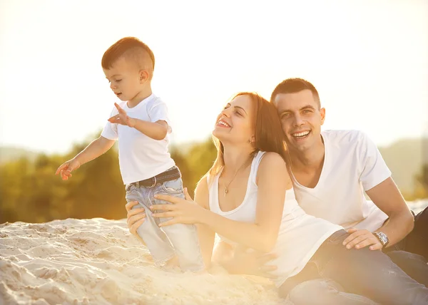 Счастливая красивая семья на пляжном закате — стоковое фото