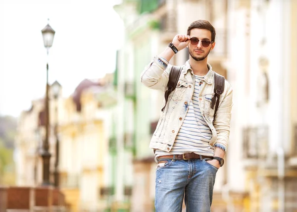 Портрет привлекательного мужчины в повседневной одежде прогулка по Европе — стоковое фото