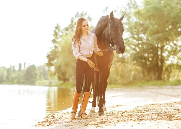 Krásná žena a kůň — Stock fotografie