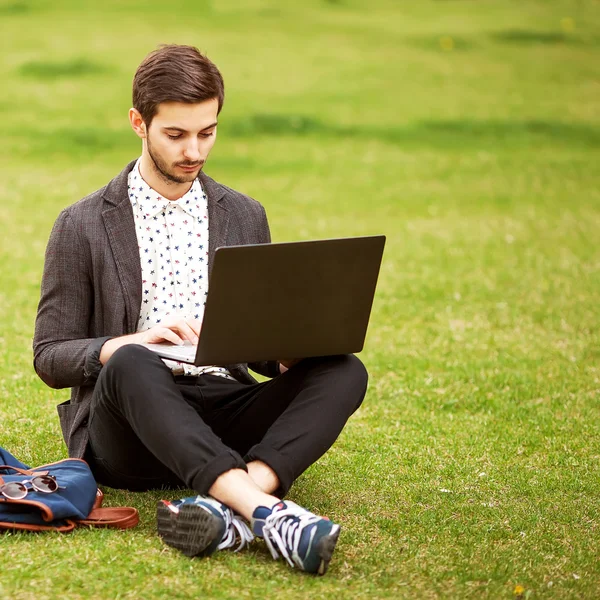 Joven estudiante masculino de moda — Foto de Stock