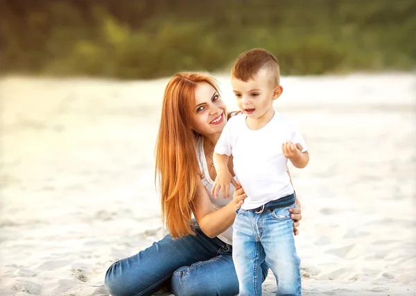 Mãe feliz e filho nas montanhas brincando — Fotografia de Stock