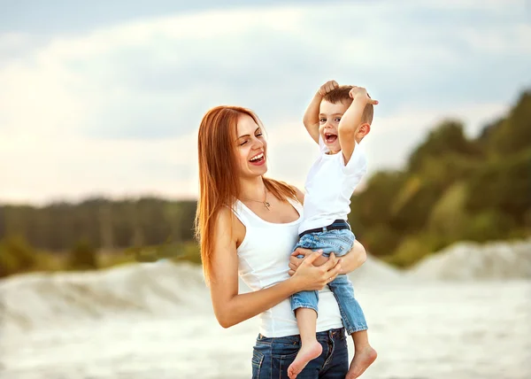 Feliz madre e hijo en las montañas jugando —  Fotos de Stock