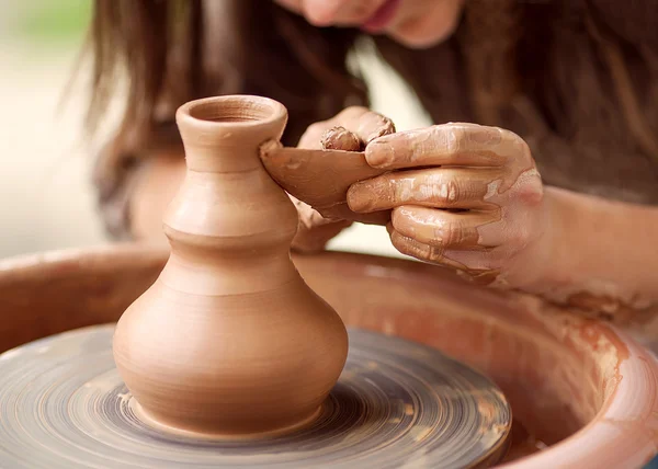 Mains travaillant sur la roue de poterie — Photo