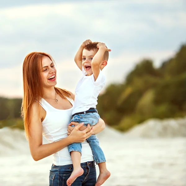 Feliz madre e hijo en las montañas jugando — Foto de Stock