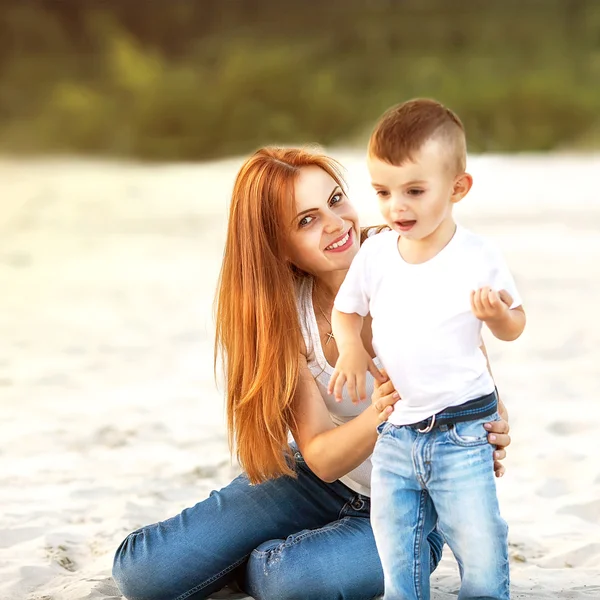 幸福的母亲和儿子在青山绿水嬉戏 — 图库照片