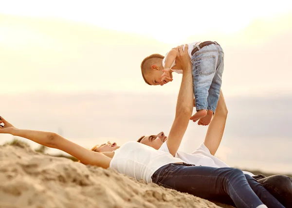 Rodinná láska směje a hraje na pláži — Stock fotografie