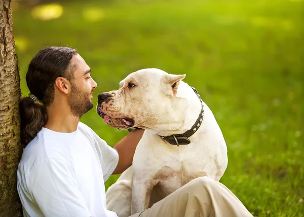 Paseo Argentino Hombre y Perro por el parque . — Foto de Stock