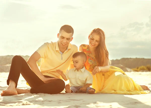 Joyeux beau famille sur la plage coucher de soleil — Photo