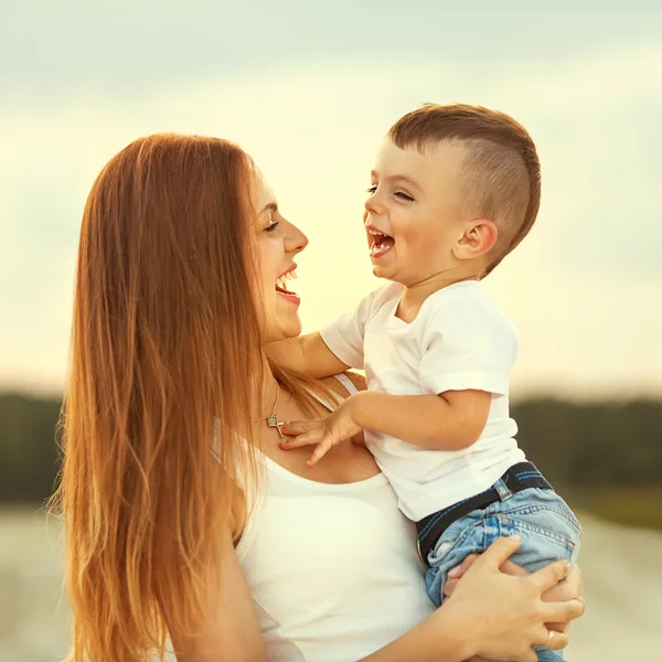 幸せな母と遊ぶ山の息子 — ストック写真