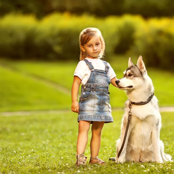 幸せなサングラスで草上に横に父と彼の 3 人の娘と犬. — ストック写真