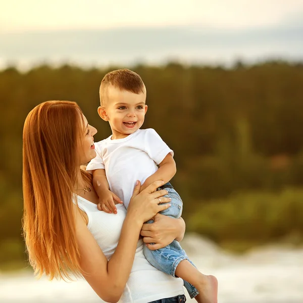 Feliz madre e hijo en las montañas jugando — Foto de Stock