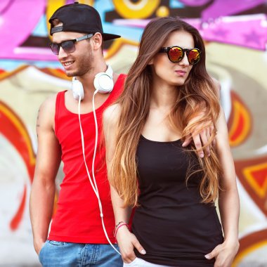 moda çift güneş gözlüğü yakınındaki duvara graffiti ile
