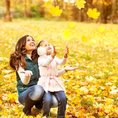 Anne ve kızı arasında sonbahar sonbahar Park eğlenmek
