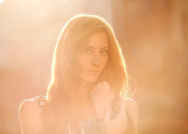 Ragazza dai capelli rossi per strada — Foto Stock