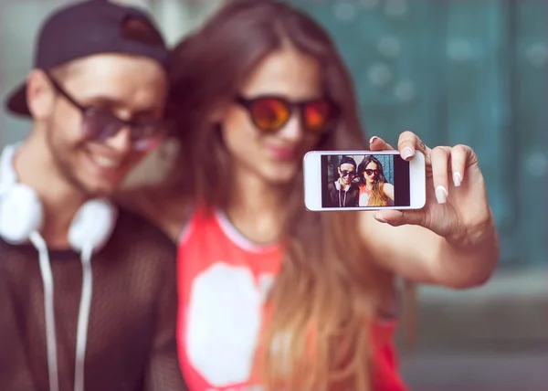 Pareja de moda joven tomando selfie en la ciudad —  Fotos de Stock