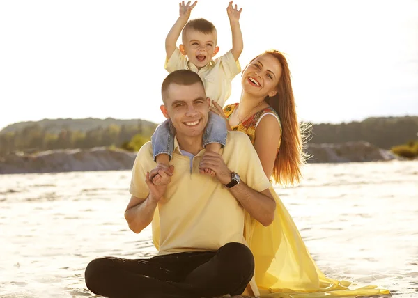 Mooie en gelukkige familie op het strand-zonsondergang — Stockfoto