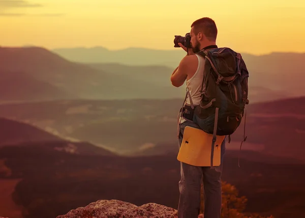 Fotografo naturalistico che scatta foto in montagna — Foto Stock