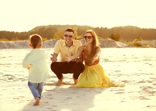 Joyeux beau famille sur la plage coucher de soleil — Photo