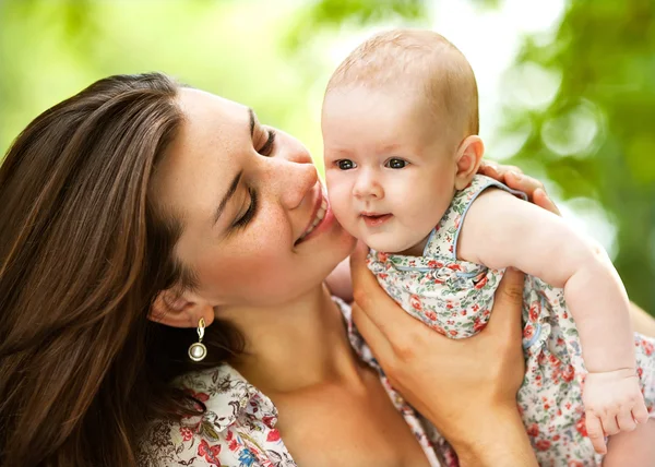 Retrato de feliz madre cariñosa y su bebé al aire libre — Foto de Stock