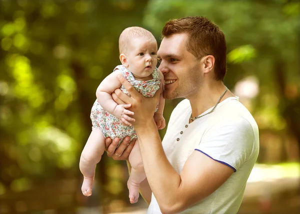 Papa en pasgeboren dochter spelen in het park in het najaar van — Stockfoto