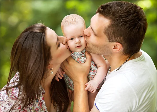 Mutlu aile parkta eğleniyor. — Stok fotoğraf