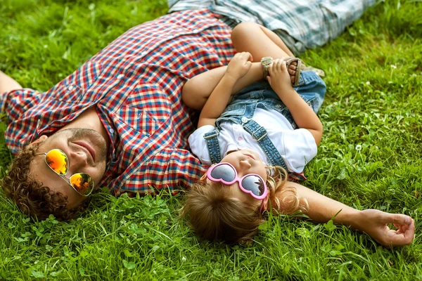 Otec s dcerou v parku, usmíval se šťastný — Stock fotografie