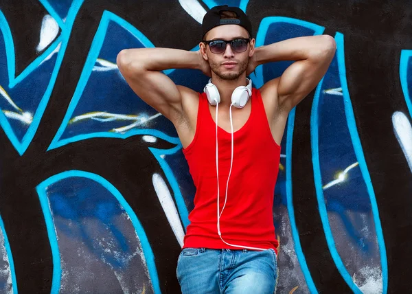 Modemann steht neben einer Graffiti-Wand — Stockfoto