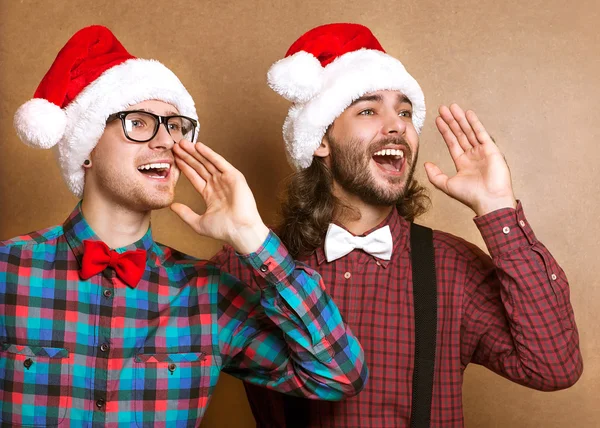 Zwei emotionale Weihnachtsmänner in Hipster-Kleidung — Stockfoto