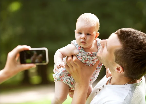 Gezin met baby in park selfie nemen door mobiele telefoon — Stockfoto