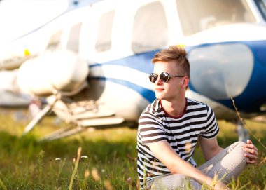 moda adamın yanında helikopter Havalimanı
