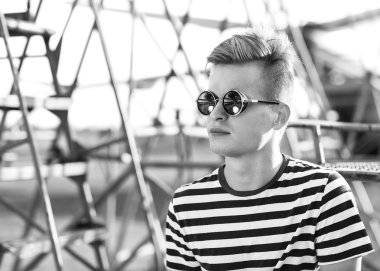 hippi tarzı adam. moda erkek 