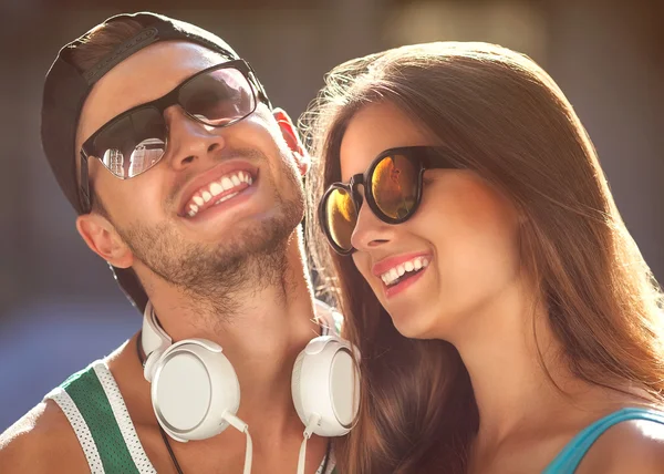 Close up portrait of happy smiling hipster couple in love. Weari — Stock Photo, Image