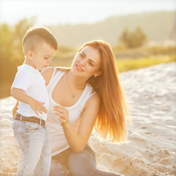 幸福的母亲和儿子在青山绿水嬉戏 — 图库照片