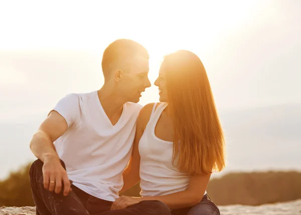 Jeune couple amoureux en plein air — Photo