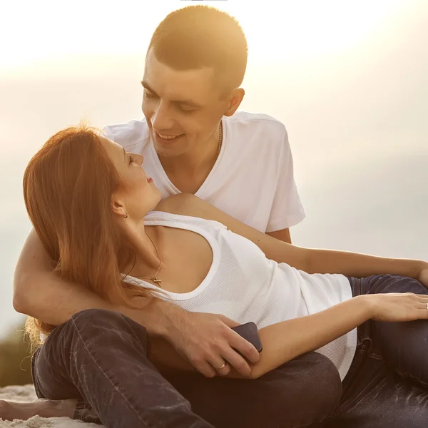 Jovem casal apaixonado ao ar livre. — Fotografia de Stock