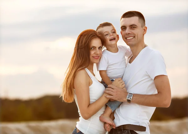 サンセット笑顔で幸せな美しい家族 — ストック写真