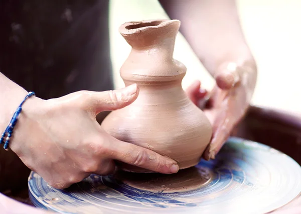 Mains travaillant sur la roue de poterie — Photo