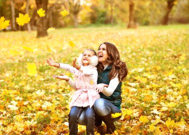 Anne ve kızı arasında sonbahar sonbahar Park eğlenmek