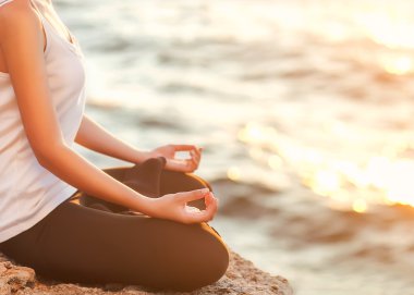 chica en la postura del loto al atardecer