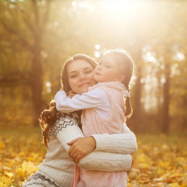 Anne ve kızı arasında sonbahar sonbahar Park eğlenmek