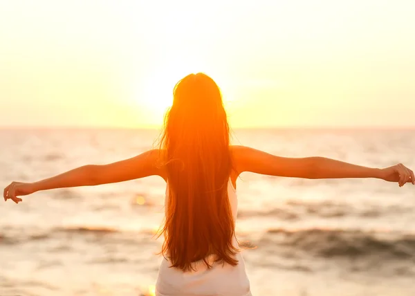 Fria kvinnan njuter frihet mig glad på stranden vid solnedgången. — Stockfoto