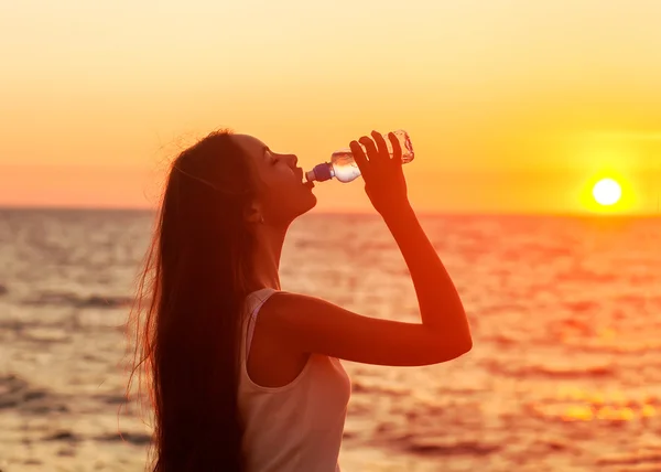 Freie Frau genießt Freiheit und fühlt sich glücklich am Strand bei Sonnenuntergang. — Stockfoto