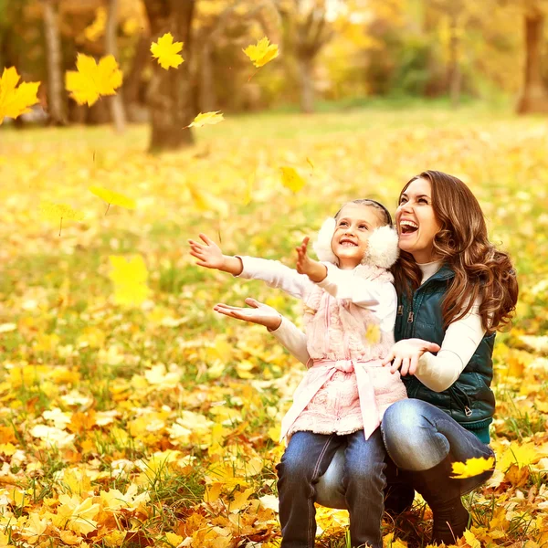 Moeder en dochter plezier in de herfst park — Stockfoto