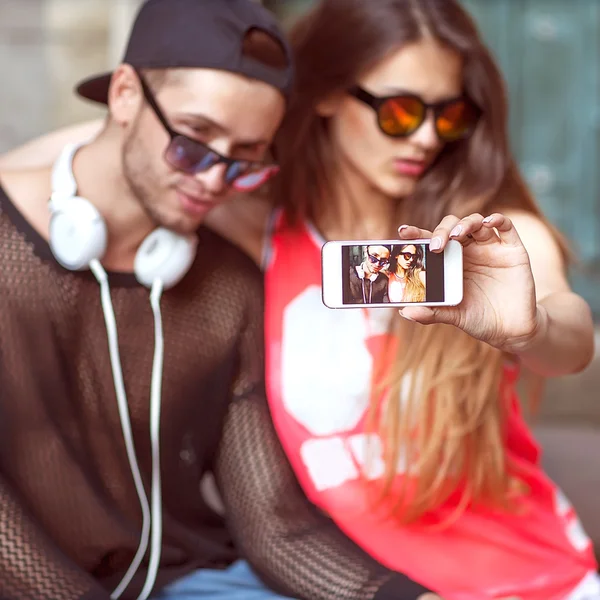 若者ファッションの街でカップル撮影 selfie — ストック写真